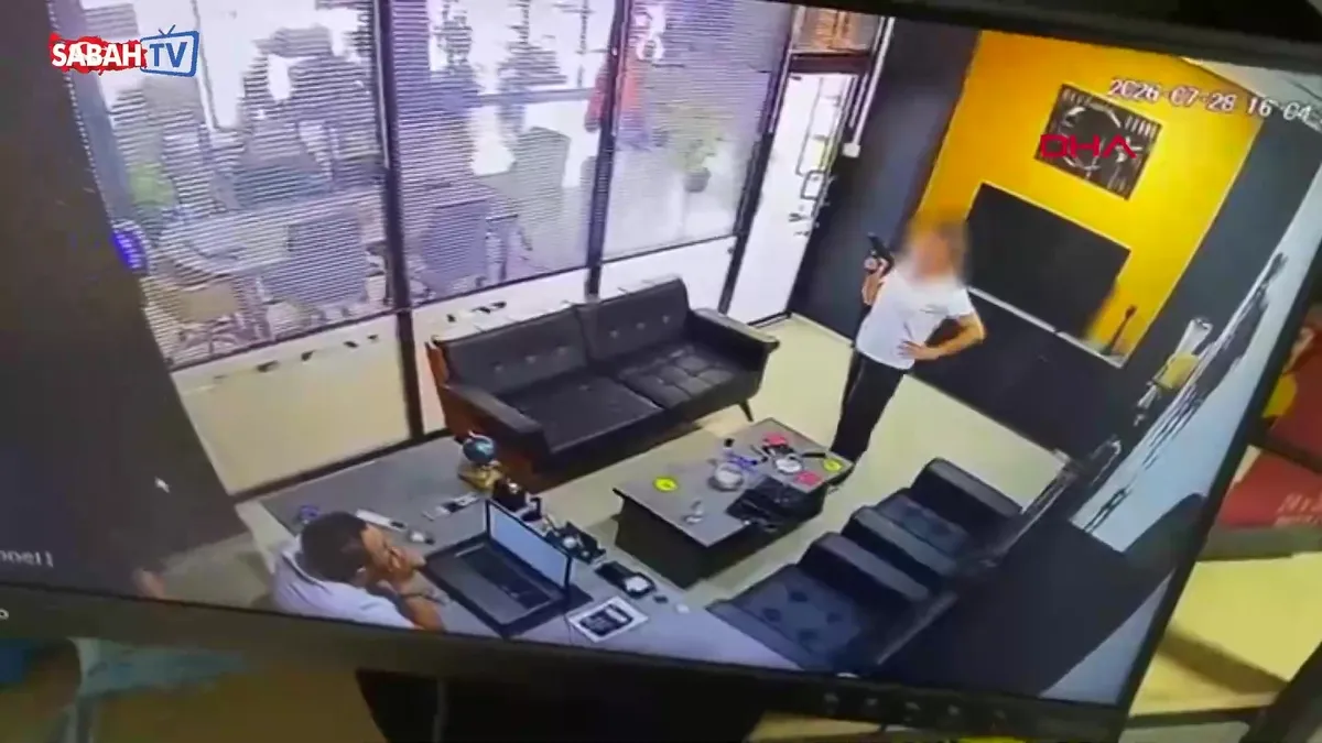 Emlakçıyı öldürüp, kendini vurduğu olayın görüntüsü ortaya çıktı | Video videosunu izle Emlakçıyı öldürüp, kendini vurduğu olayın görüntüsü ortaya çıktı | Video videosunu izle