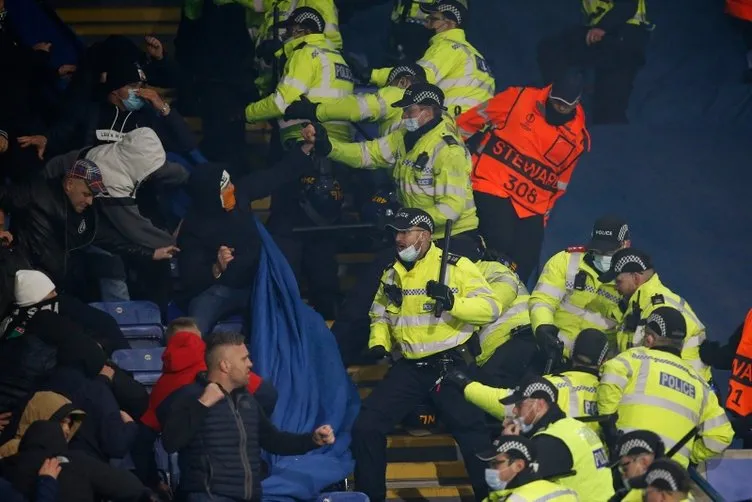 UEFA Avrupa Ligi’nde Leicester City-Legia Varşova maçında tribünlerde olay çıktı! Polise işaret fişeği atıldı...