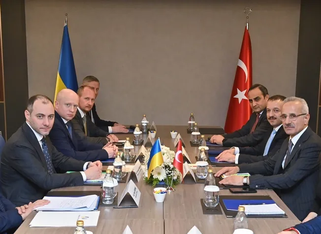 bakan-uraloglu-ukrayna-ile-kara-yolu-tasimaciligini-serbestlestirdik-1706707269908.jpeg