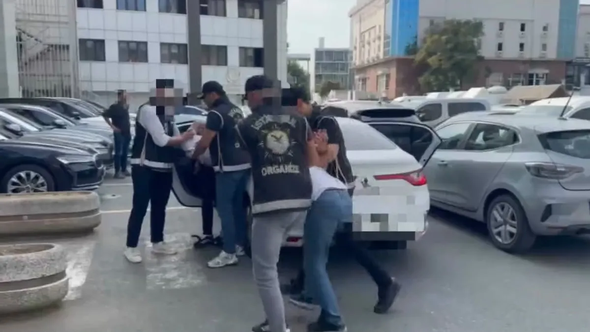 İstanbul Fatih'te bir otele yönelik silahlı saldırı hazırlığı yapan 2 şüpheli polis tarafından yakalandı.