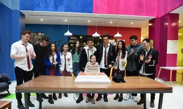 Kardeşlerim setinde kutlama