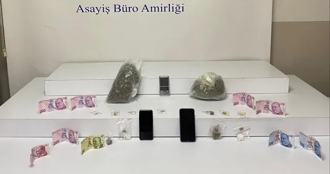 Uyuşturucu maddelerle suçüstü yakaladılar – Son Dakika Haberler Uyuşturucu maddelerle suçüstü yakaladılar – Son Dakika Haberler