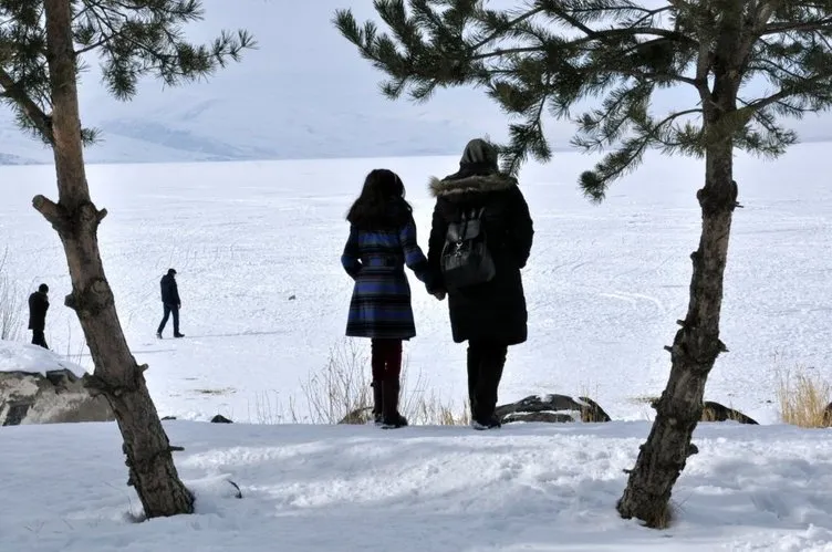 Çıldır Gölü’nde buzlarla görsel şölen