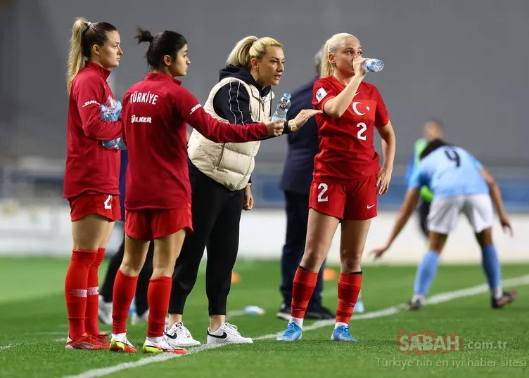 Futbol dünyasında kadın olmak! Kadın A Milli Futbol Takımı Teknik Direktörü Necla Güngör Kıragası: Hoca anlatacaksın da sahaya mı çıktın?