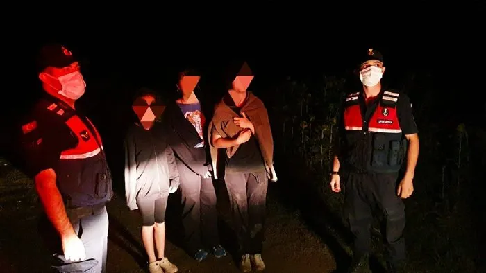 Köpekten korkup mısır tarlasına saklanan 3 çocuğu jandarma buldu