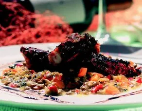 Mercimek Beğendi Üzerinde Izgara Ahtapot