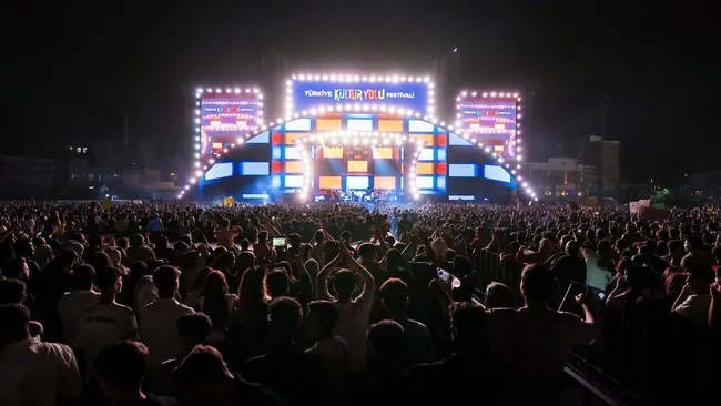 turkiye-kultur-yolu-festivali-ikinci-kez-manisada-bakan-ersoy-dokuz-gun-boyunca-kultur-ve-sanatin-bulusma-nokt-1779874558009.jpeg