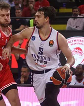 Anadou Efes, Olimpiakos’a farklı mağlup!