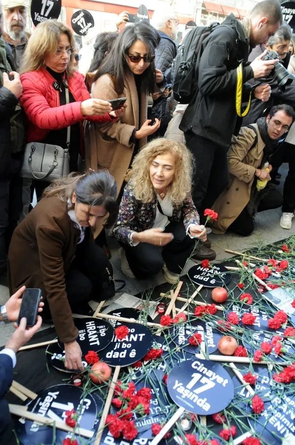 gazeteci-hrant-dink-cinayetin-17-yilinda-agos-gazetesi-onunde-anildi-1705672800210.jpg