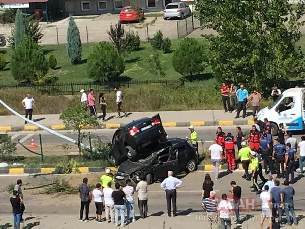 Bartın'da inanılmaz kaza: Otomobil, çarptığı otomobilin üzerinde kaldı