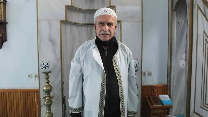 Burhaniye’de emekli müdür iki camiye gönüllü müezzin oldu