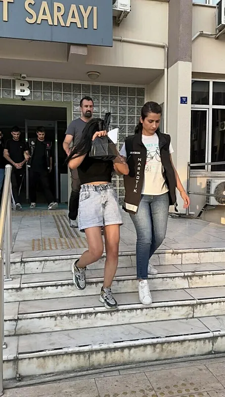 aydinda-bir-otomobilde-uyusturucu-madde-ele-gecirildi-2-kisi-tutuklandi-1751827335427.jpeg