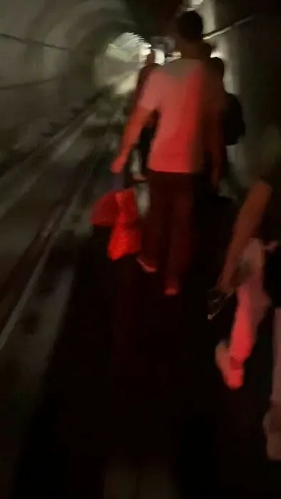 İstanbul’da ulaşım çilesi! Yenikapı-Hacıosman Metro hattı bozuldu vatandaşlar raylarda yürüyerek işe gitti!