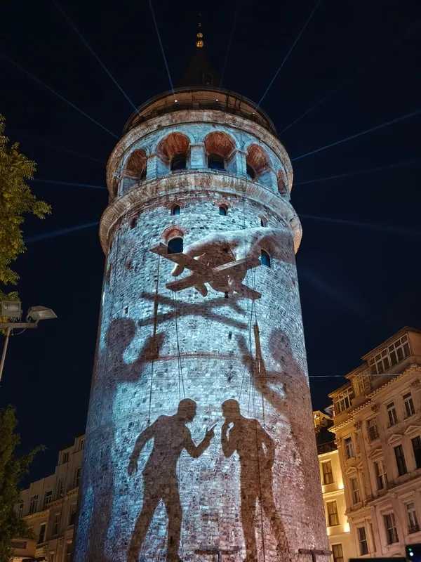 kahraman-sehitler-galata-kulesine-yansitildi-1784142378186.jpg
