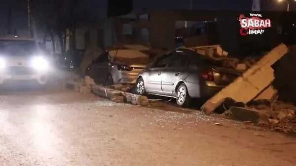 Koceali'de şoke eden görüntü! Park halindeki otomobillerin üzerine beton düştü | Video