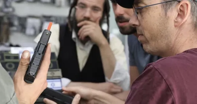 Netanyahu’nun kan çağrısından sonra Tel Aviv’de endişelendiren görüntüler: İsrailliler silahlanıyor! Netanyahu’nun kan çağrısından sonra Tel Aviv’de endişelendiren görüntüler: İsrailliler silahlanıyor!