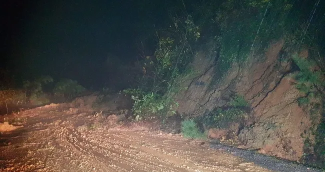 Mithatpaşa Mahallesi Dağyolu sokak heyelan nedeniyle trafiğe kapandı Mithatpaşa Mahallesi Dağyolu sokak heyelan nedeniyle trafiğe kapandı