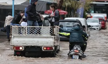 İzmir yağmura teslim oldu! Cadde ve sokakları su bastı #izmir