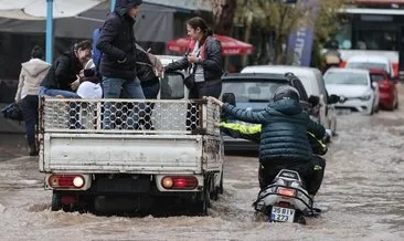 İzmir yağmura teslim oldu! Cadde ve sokakları su bastı #izmir İzmir yağmura teslim oldu! Cadde ve sokakları su bastı #izmir
