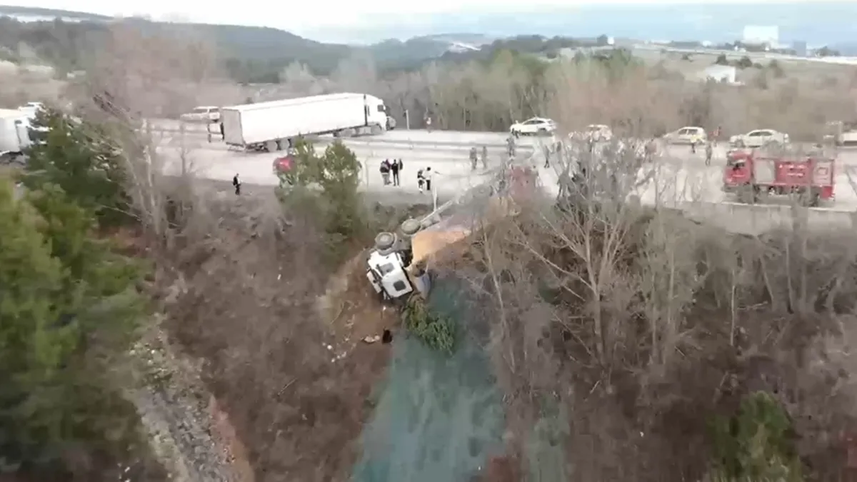 Kastamonu’da sürücüsü fenalaşan hafriyat kamyon şarampole devrildi