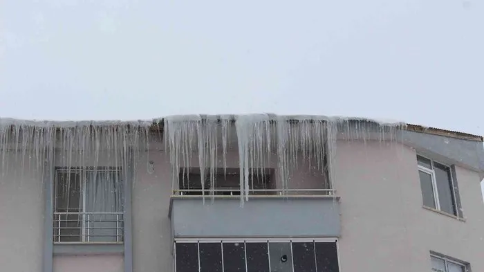 Çatılarda oluşan buz sarkıtları 3 metreyi buldu