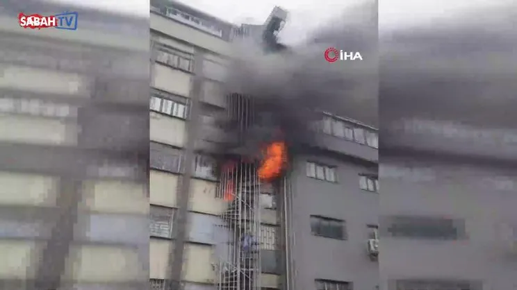 Sultangazi’de ayakkabı imalathanesinde çıkan yangında can pazarı kamerada | Video