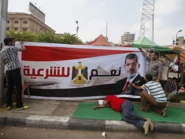 Mısır’da yüzbinler Mursi için ayakta