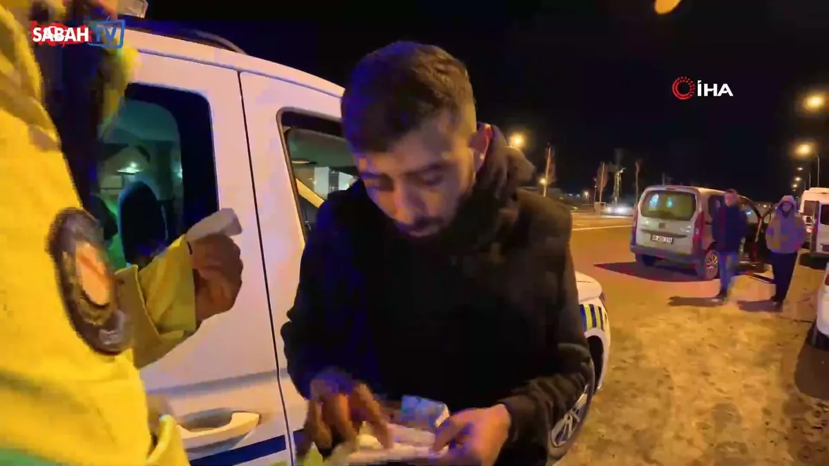 Alkollü araç kullanırken yakalanan sürücü ehliyetine el konulunca içmeyi sürdürdü: Söyledikleri ise pes dedirtti: “10 numara içtim” | Video videosunu izle Alkollü araç kullanırken yakalanan sürücü ehliyetine el konulunca içmeyi sürdürdü: Söyledikleri ise pes dedirtti: “10 numara içtim” | Video videosunu izle