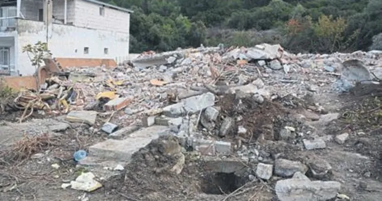 İzmır’de ormanlık alandakı 7 ev yıkıldı