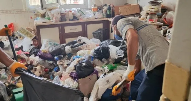 Adana’da çöp ev kabusu: Tam 20 ton! Adana’da çöp ev kabusu: Tam 20 ton!