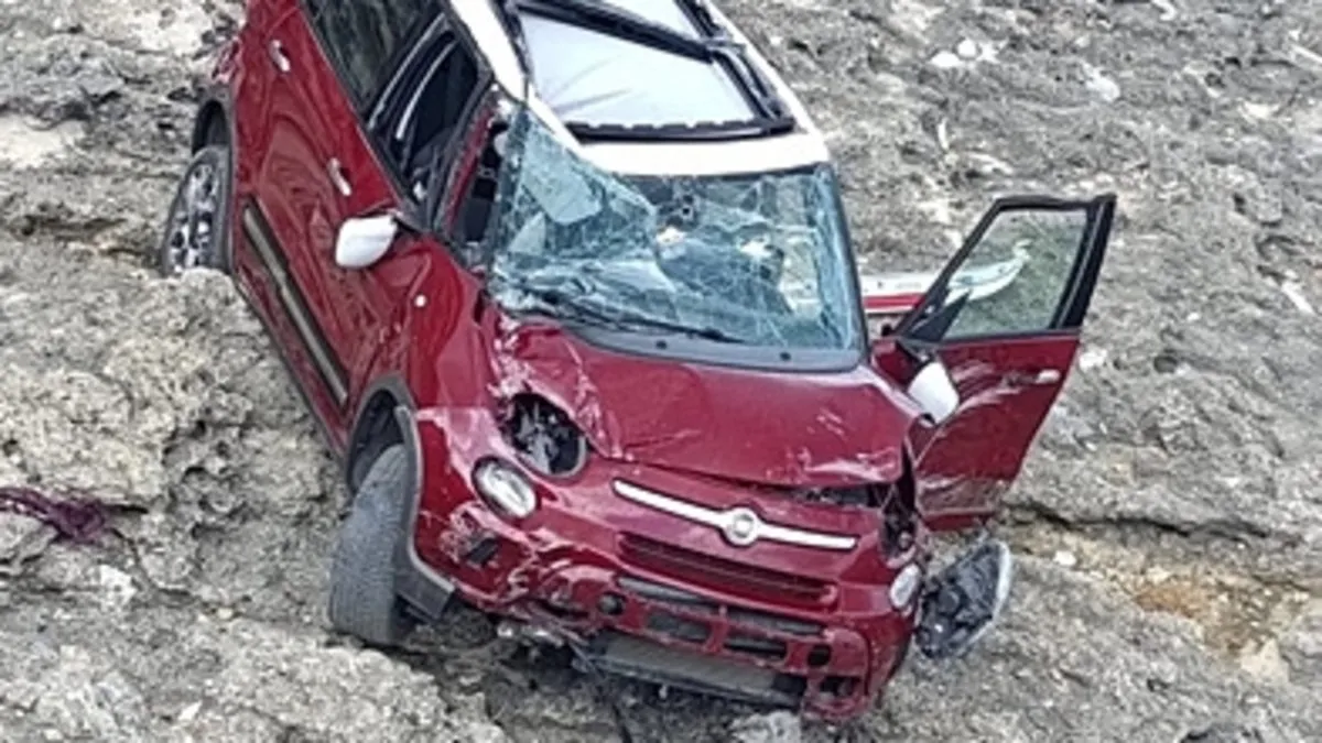 Kocaeli’de sürücü el frenini çekmeyi unuttu: Otomobil kayalardan uçtu! Kocaeli’de sürücü el frenini çekmeyi unuttu: Otomobil kayalardan uçtu!