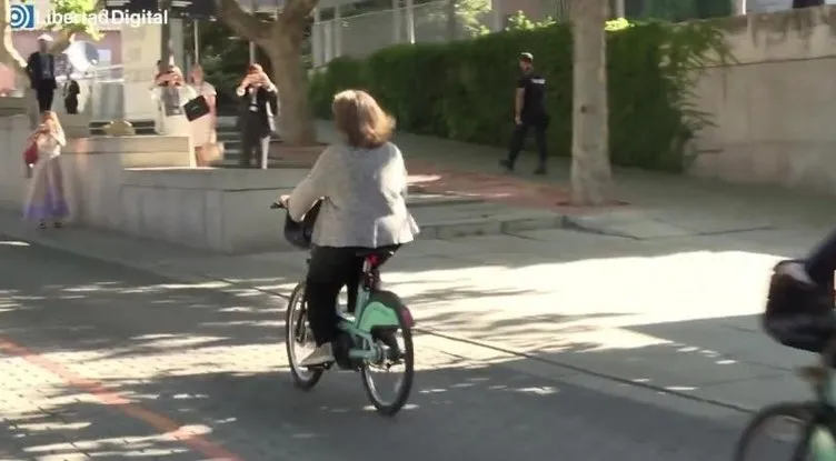 İspanyol Bakan’dan ikircikli politika: Bisikletli ’sözde eylemine’ tepki büyük