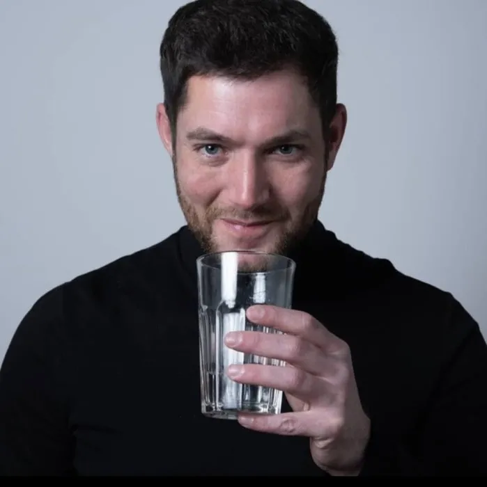 Hayatta kalmak için her gün 20 litre su içmesi gerekiyor! Almanya’nın en susamış adamı