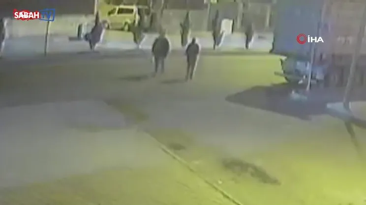 Mardin'de otomobilin yayalara çarptığı kaza güvenlik kamerasında | Video