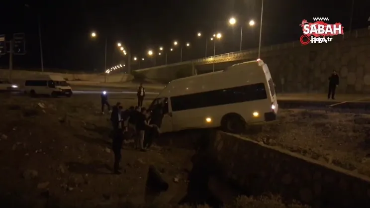 Batman’da virajı alamayan minibüs devrildi