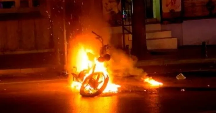 Denetime takılan sürücü motosikletini yaktı