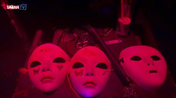 Beyoğlu'ndaki gece kulübünde kırbaçlı kafesli şov | Video