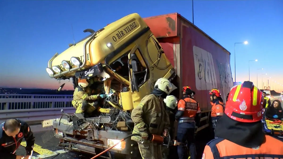 Beykoz’da feci kaza: Kamyon TIR’a ok gibi saplandı! Şoför için operasyon… Beykoz’da feci kaza: Kamyon TIR’a ok gibi saplandı! Şoför için operasyon…