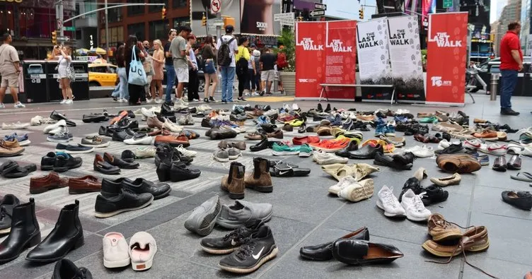 Times Square’de 251 şehidi temsilen 251 ayakkabı sergileniyor