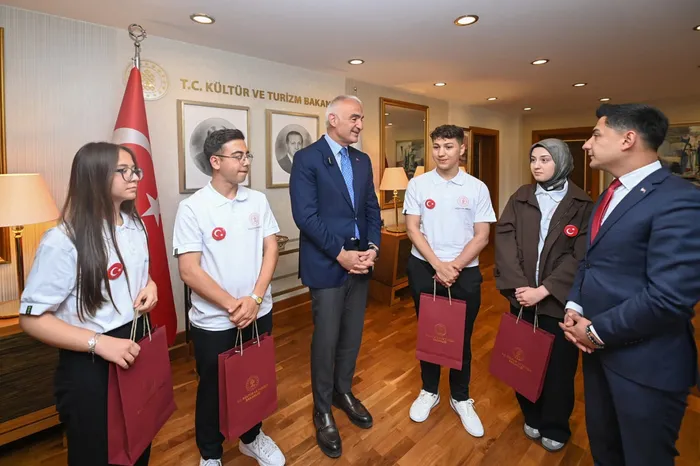 bakan-ersoy-19-mayis-dolayisiyla-genc-sanatcilari-agirladi-1779190745383.jpg
