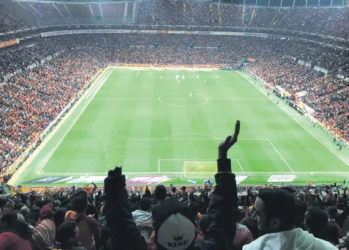 galatasaraya-ayakta-taraftar-onayi-uefadan-mujde-geldi-1680070186694.jpeg