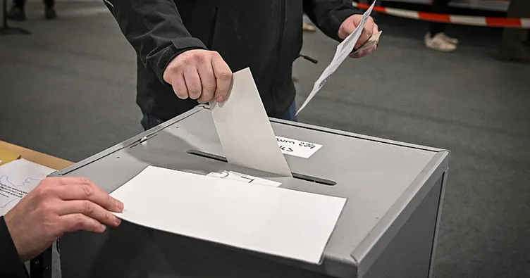 Almanya’da sandıktan yine üçlü koalisyon çıktı!