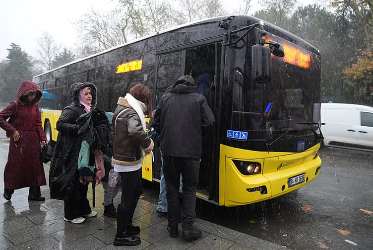 SON DAKİKA HABERLERİ: İstanbul’da sağanak ve kuvvetli lodos hayatı olumsuz etkiledi! Su birikintileri, uçan çatılar, devrilen ağaçlar…