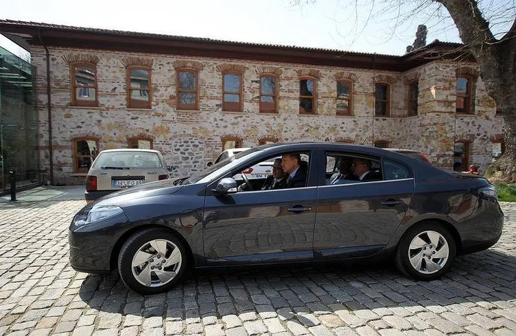 Başbakan Erdoğan elektrikli otomobil kullandı