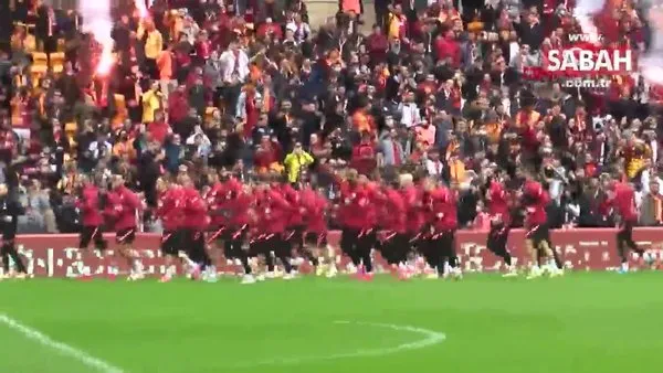 Beşiktaş derbisi öncesi Galatasaray'a 10 bin taraftardan destek | Video