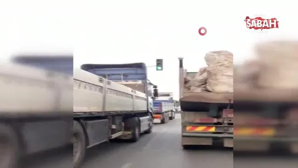 Taş yüklü kamyonun tehlike saçtığı anlar kamerada | Video