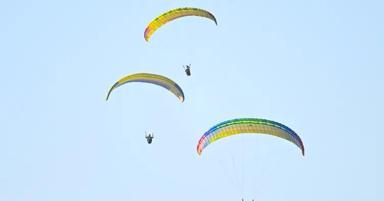 Gökyüzü paraşütçülerle renklendi
