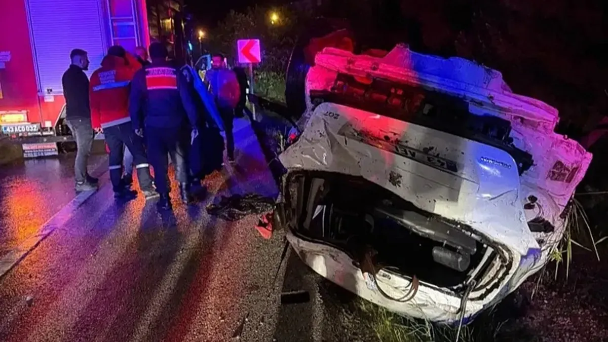Kütahya’da feci kaza: Takla atan otomobilde 4 kişi yaralandı Kütahya’da feci kaza: Takla atan otomobilde 4 kişi yaralandı