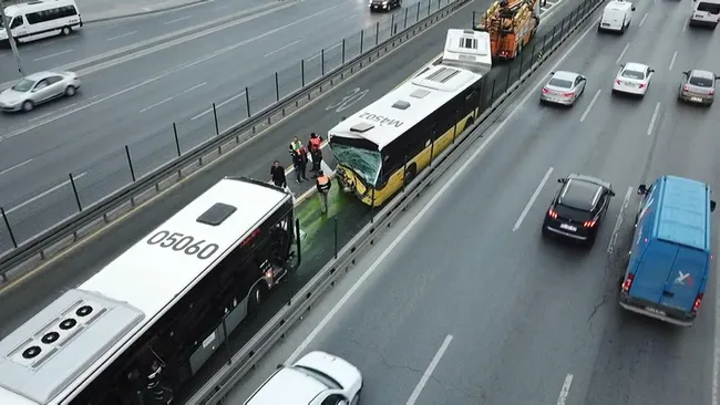 istanbul-beylikduzunde-iki-metrobus-carpisti-cok-sayida-yarali-1651255565539.jpg