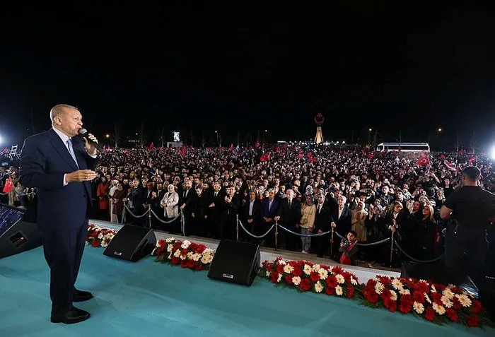 recep tayyip erdoğan Son dakika haberleri: Cumhurbaşkanlığı Seçimleri'nin ikinci turu sona erdi. 8'li koalisyonun Cumhurbaşkanı adayı Kemal Kılıçdaroğlu'na büyük bir fark atan Başkan Recep Tayyip Erdoğan, tarihi bir zafere imza attı. Seçim zaferinin ardından Üsküdar Kısıklı'da kendisini bekleyen vatandaşlara hitap eden Başkan Erdoğan, balkon konuşmasını Cumhurbaşkanlığı Külliyesi'nde yapmak üzere Ankara'ya geldi. Başkan Erdoğan, Külliye'de alanı dolduran 320 bin vatandaşa seslendi. Artık birleşme ve bütünleşme vakti olduğunu kaydeden Başkan Erdoğan, "Kazanan sadece biz değiliz kazanan Türkiye'dir." ifadesini kullandı.
